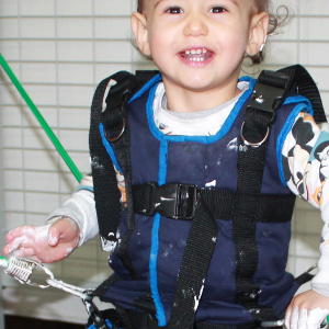 Imagem de criança a usar Pediasuit